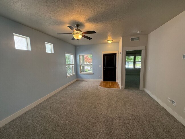Foto del edificio - Spacious 3 Bedroom Home with Main-Level Primary Suite in Greenbriar Commons