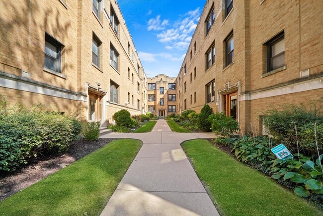 Building Photo - 2647 N Spaulding Ave