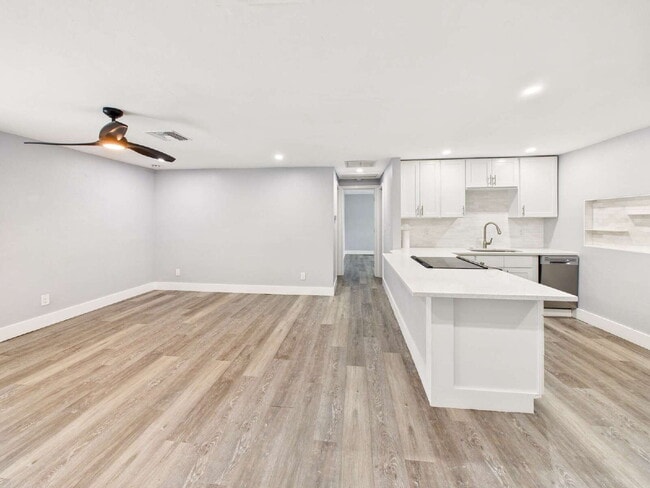 Foto del edificio - Bright & Pet-Friendly 2BR Home in River Pa...