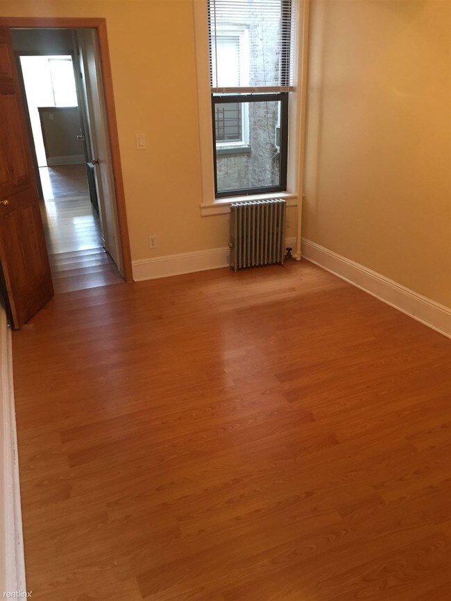 Building Photo - 2 br, 1 bath  - 6416 Madison St 2