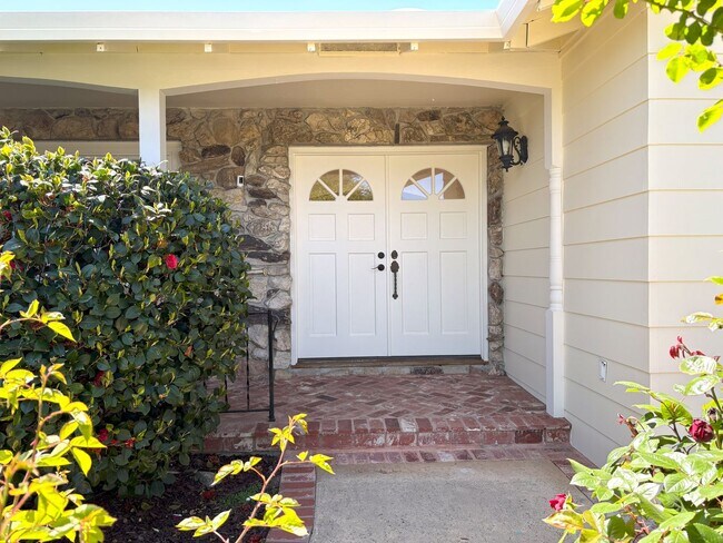 Foto del edificio - Beautifully Updated 4-Bedroom Home in Prime Mountain View Location!