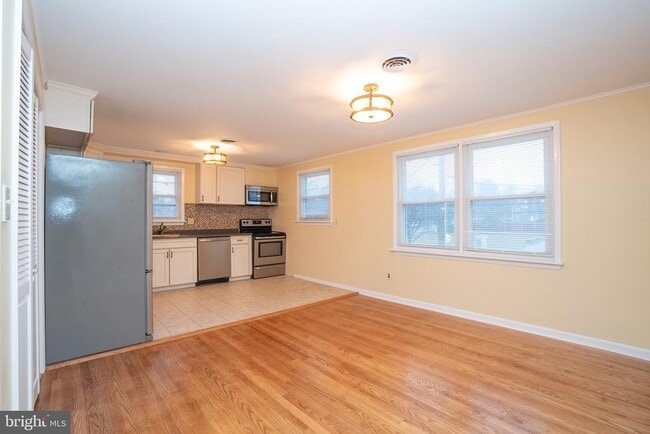 Building Photo - 15 Cranbury Rd