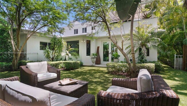 Foto del edificio - 5650 Pine Tree Dr