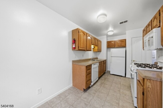 Building Photo - 4 Deer Hill Ct