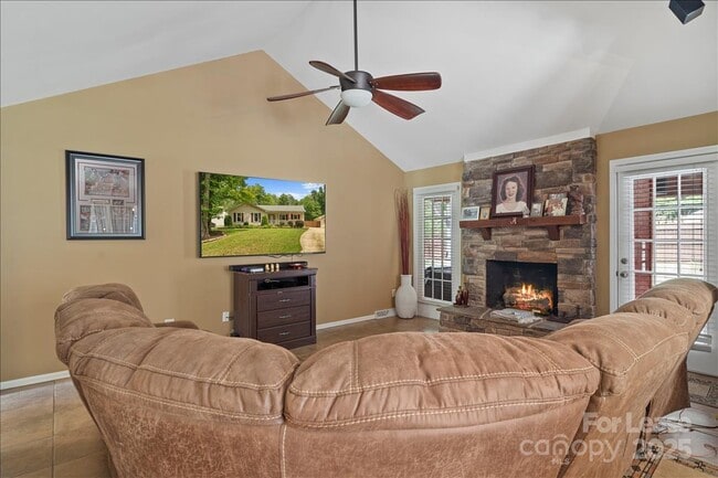 Building Photo - 2224 Pinebrook Cir