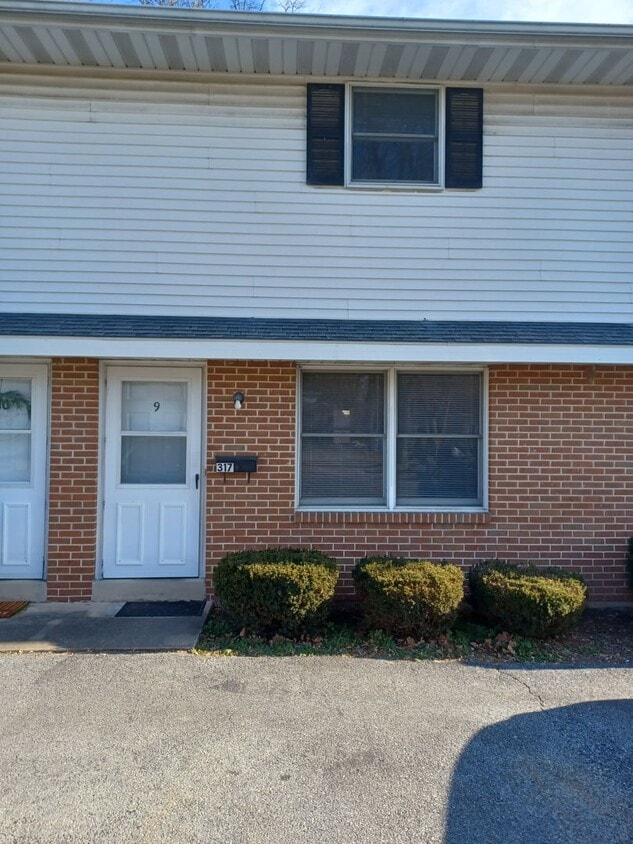 Primary Photo - 2 Bedroom 1 Bathroom Apartment in Elizabethtown!