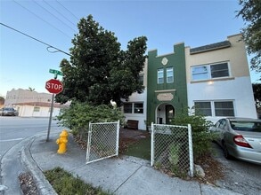 Building Photo - 1700 SW 10th St