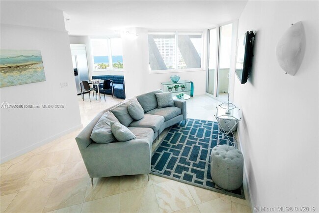 Foto del edificio - 300 S Pointe Dr