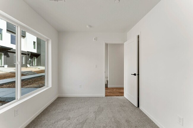 Foto del edificio - Bright & Airy 3 Bedroom Townhome Living