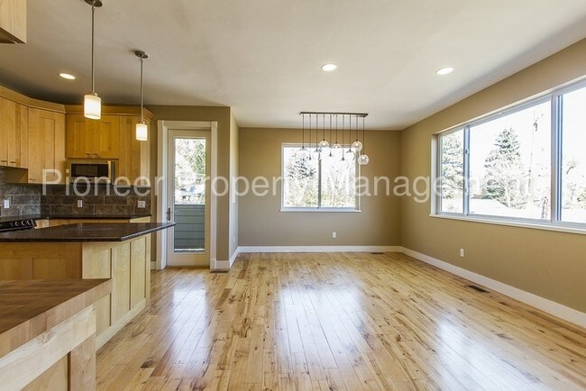Building Photo - 1114 6th St
