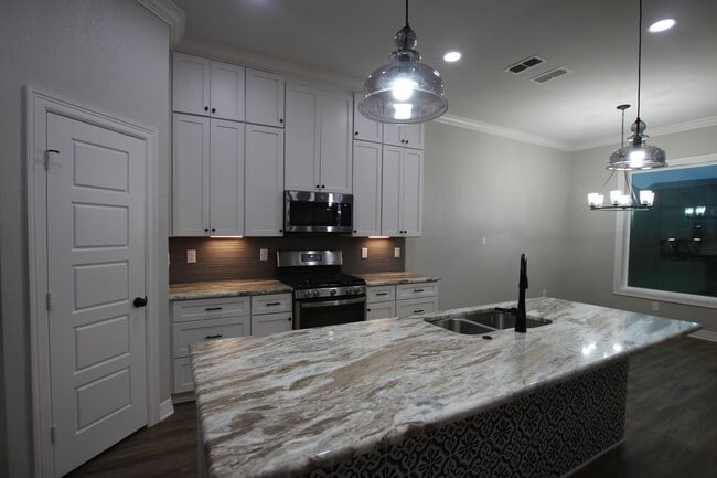 Building Photo - Stunning 3 bedroom 2 bath rental in Whitehouse! – A Must-See!
