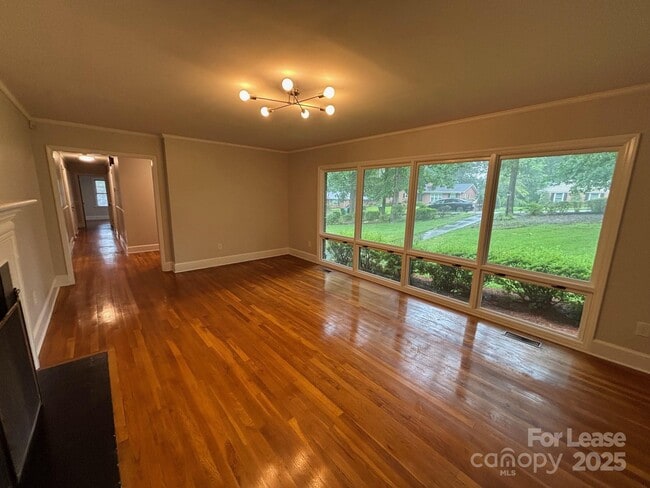Building Photo - 207 Oak Dr