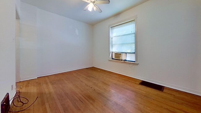 Raised First Floor North Center Two Bedroom - Raised First Floor North Center Two Bedroom Apartment
