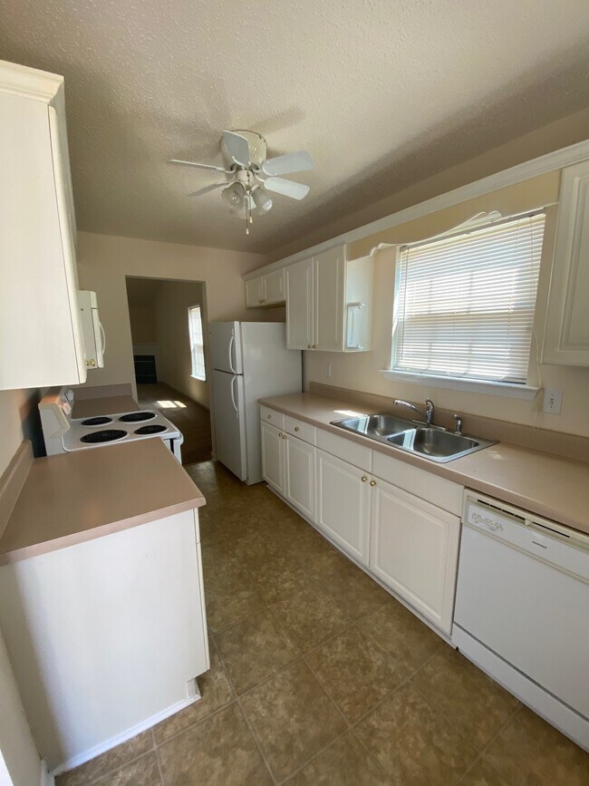 Building Photo - 1725 Summerwoods Ln