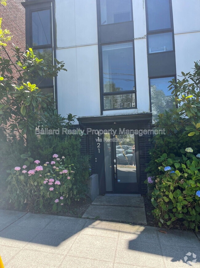 Building Photo - 1121 E Howell St