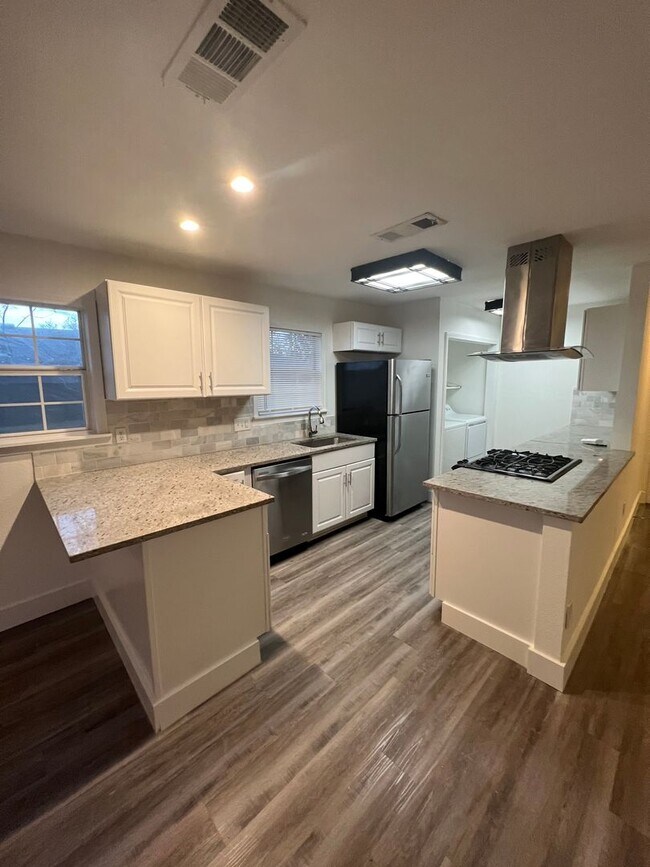 Building Photo - Cool home in East Austin - Don't Miss this...