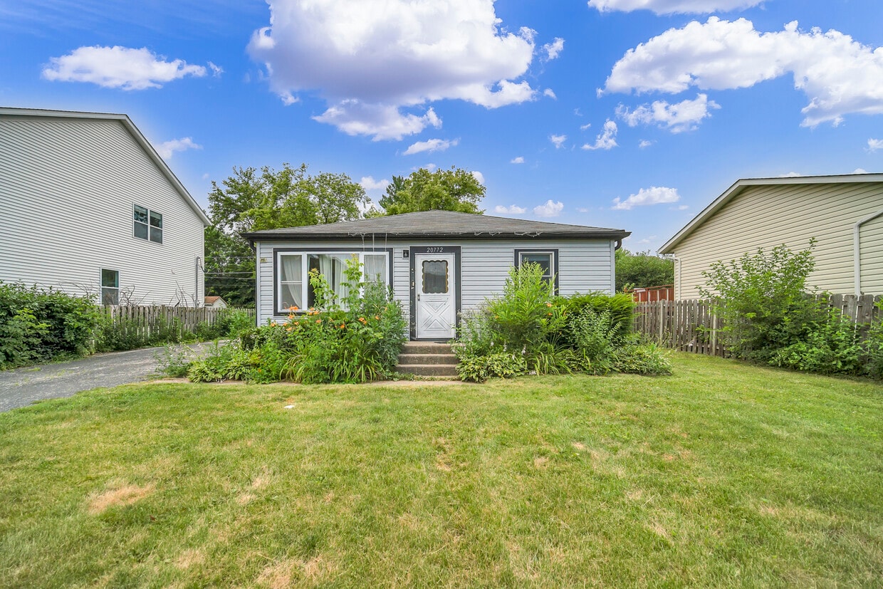 Foto principal - 20772 Elizabeth Ave