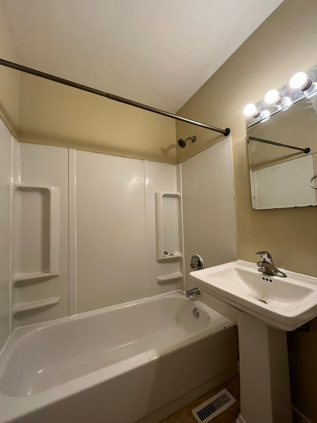Foto del edificio - 2223 E Vollmer Ave
