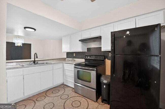 Building Photo - 6071 Regent Manor