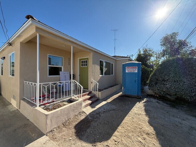 Foto del edificio - 6255-6257 Stewart St.