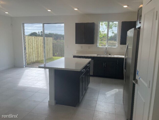 Foto del edificio - 4 br, 3 bath Townhome - 2415 SE 11th St