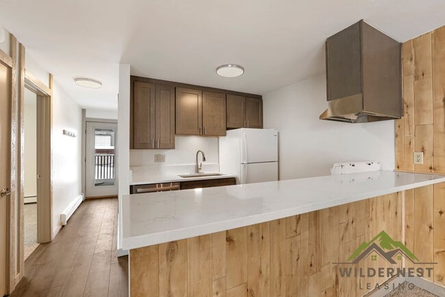 Foto del edificio - Updated Modern 2 Bedroom Unit w/ Fireplace