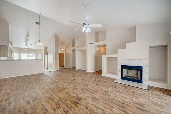 Foto del edificio - AVAILABLE NOW!!!!!