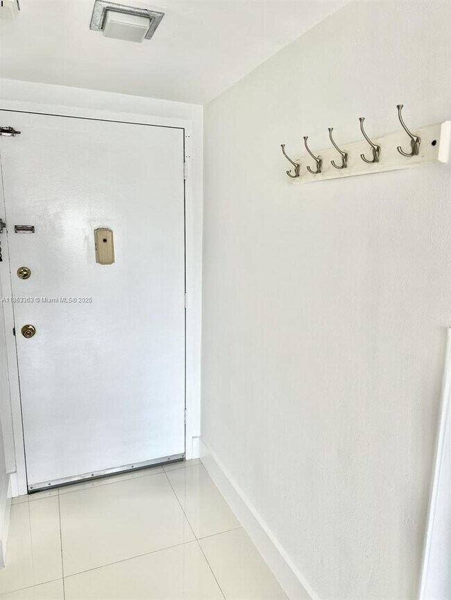 Foto del edificio - 8400 Byron Ave