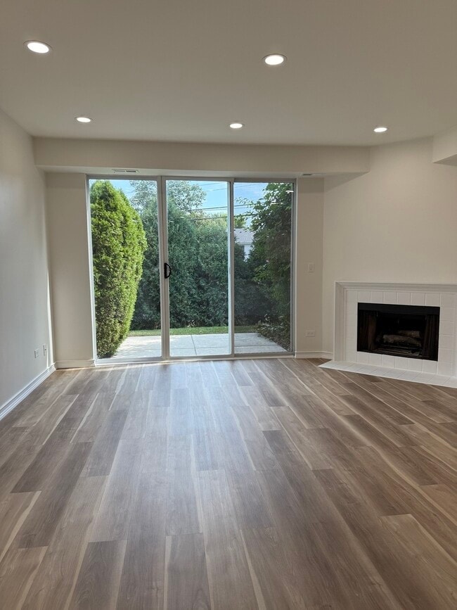 Building Photo - 7825 Darien Lakes Dr