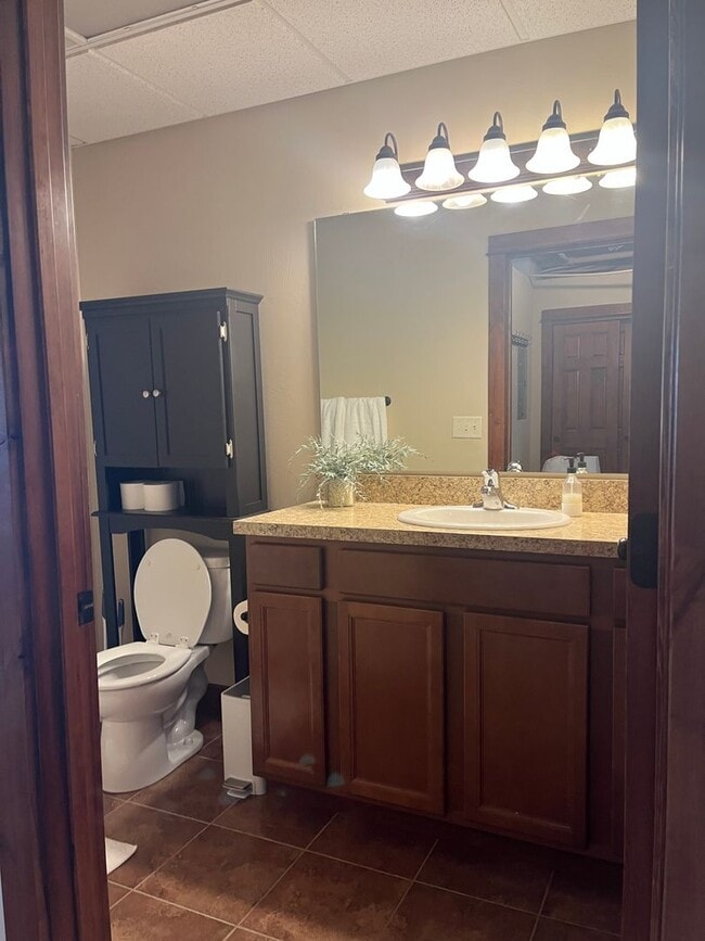 Building Photo - Elegant All Inclusive Fully Furnished Studio On Top Floor