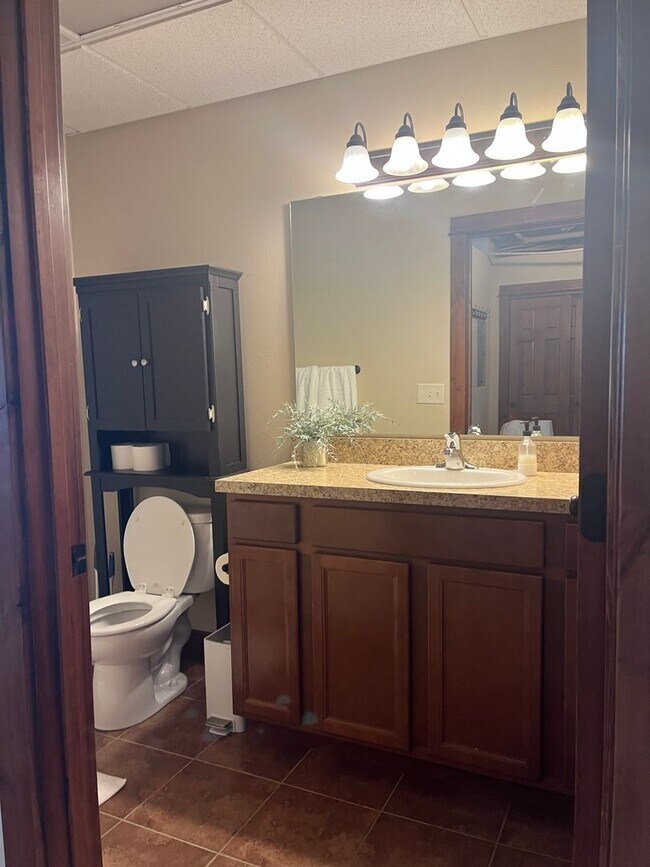 Foto del edificio - Elegant All Inclusive Fully Furnished Studio On Top Floor