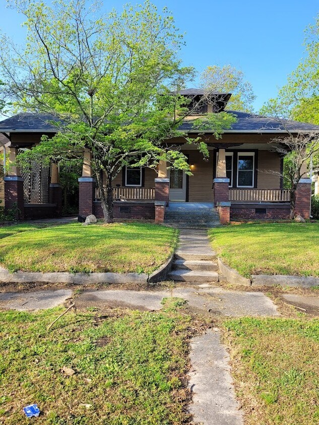 Foto principal - 831 Western Ave