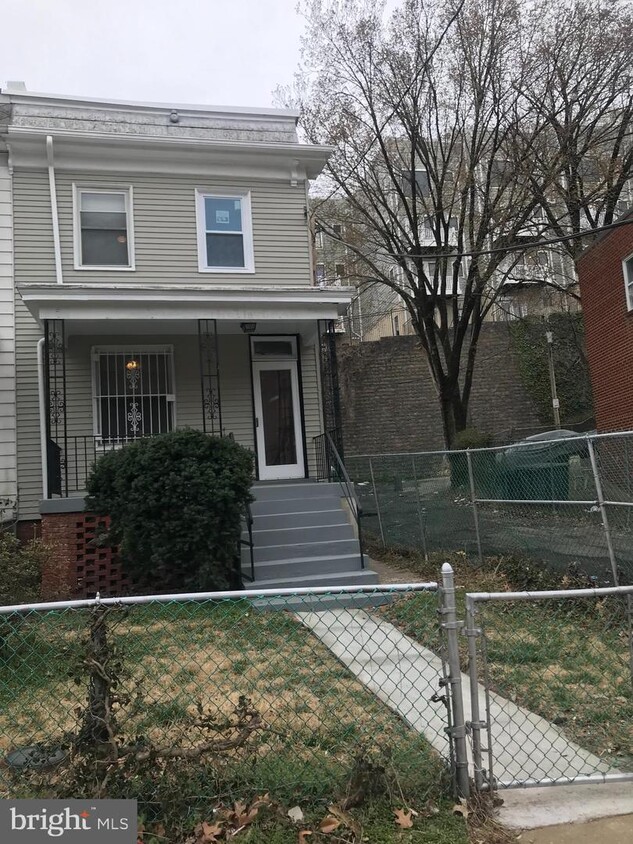 Primary Photo - 1377 Morris Rd SE