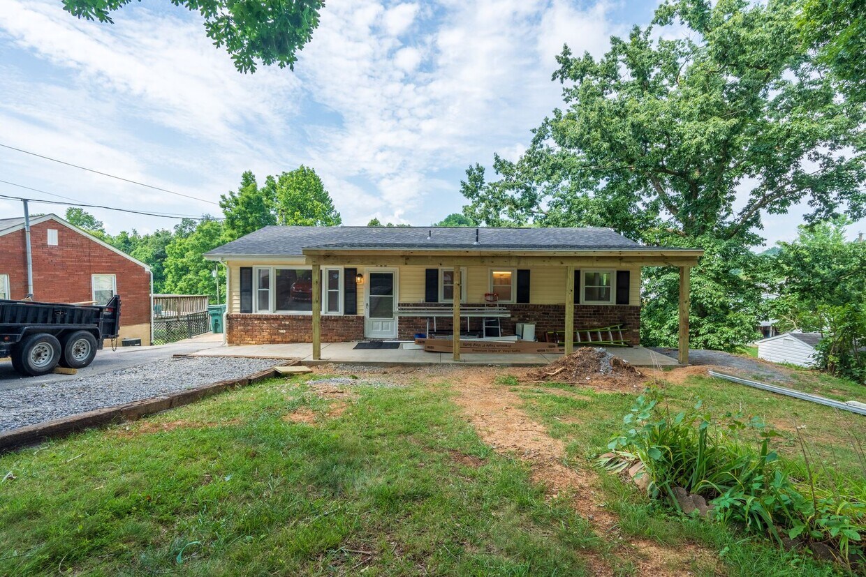 Primary Photo - 2 bed and 1.5bath house with office space ...