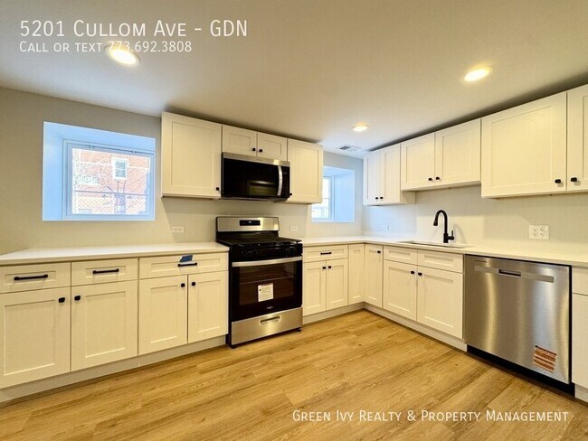 Building Photo - 5201 W Cullom Ave