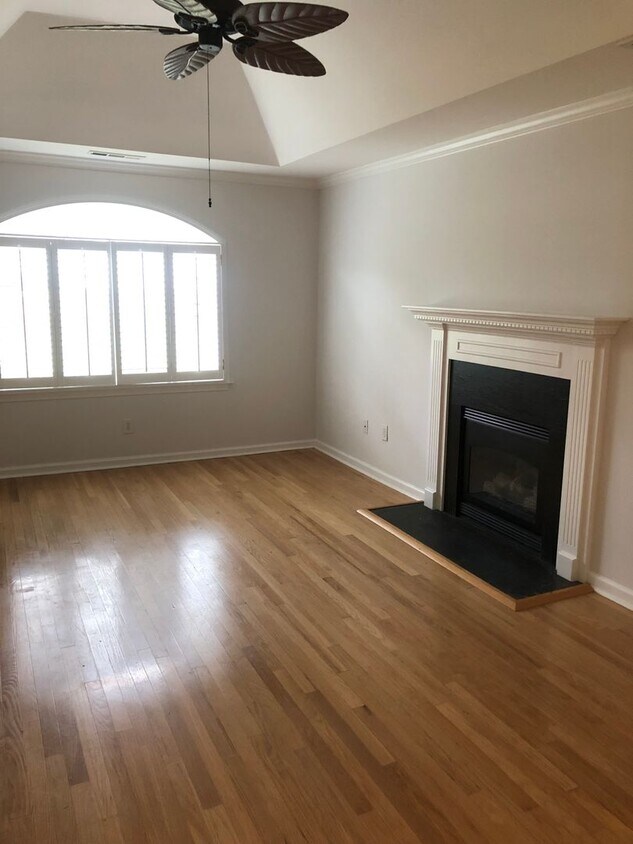 Greenville, 3BD/2.5 plus bonus, 1839SF - Greenville, 3BD/2.5 plus bonus, 1839SF