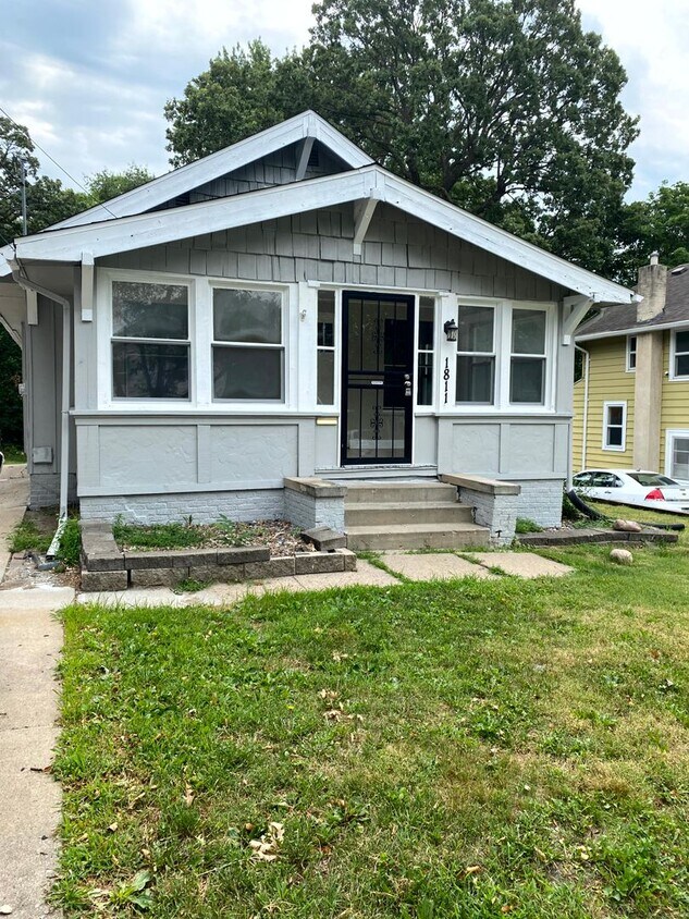 Primary Photo - Updated 2 bedroom 1 bath home - located on...