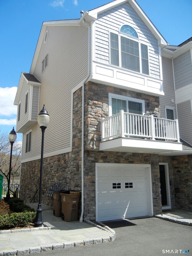Building Photo - 85 Camp Ave
