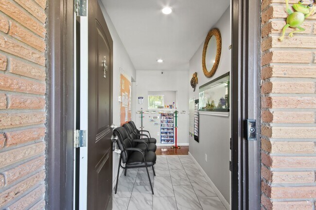 Foto del edificio - 5302 Treaschwig Rd
