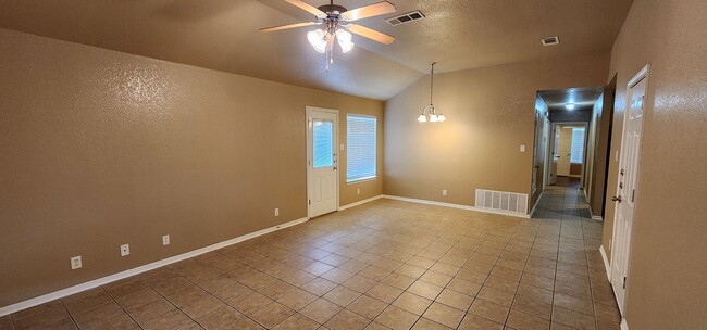 Building Photo - 3 Bedroom / 2 Bath Duplex – Text 201-231-7228 or Call 254-634-7698 for more info