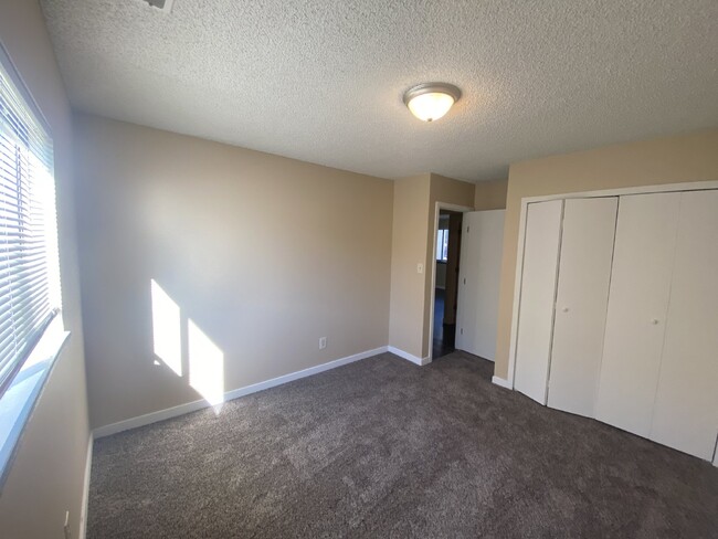 Building Photo - Newly Remodeled Condo Immediate Availability!