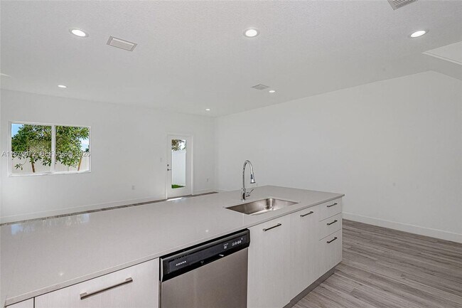 Foto del edificio - 355 NW 30th Ave