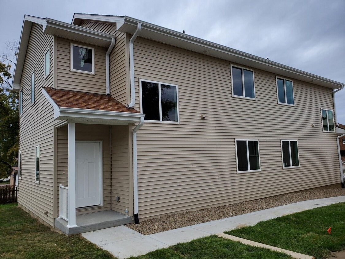 Building Photo - Spacious Three Bedroom!