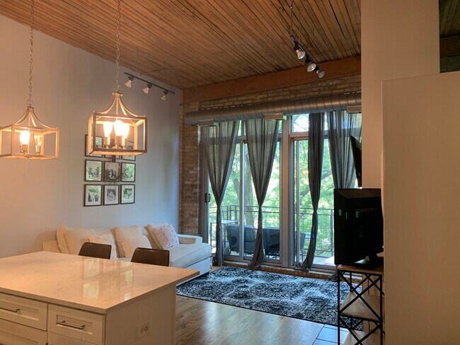 Foto del edificio - 2333 W Saint Paul Ave