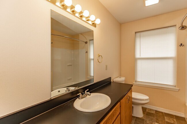 Foto del edificio - **MOVE IN SPECIAL!** Pet Friendly Charming 3 Bedroom Home with large office!