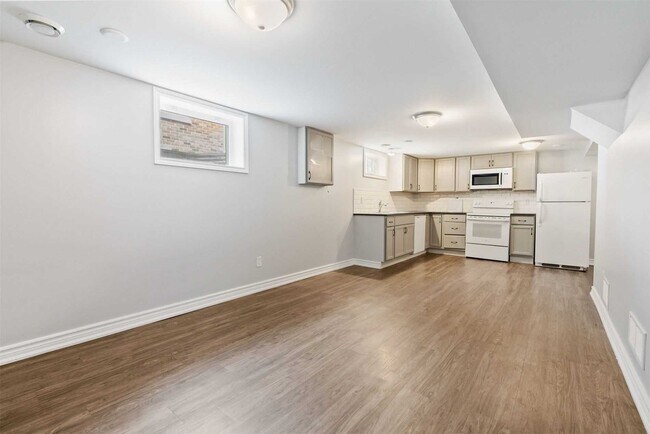 Photo du bâtiment - Bright, Clean & Move-In Ready! Basement Ap...