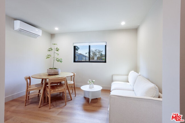 Foto del edificio - 859 N Mansfield Ave