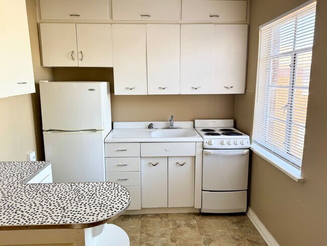 Foto del edificio - 1-Bedroom, newly remodeled 1-Bath Apartment steps from the Plaza District