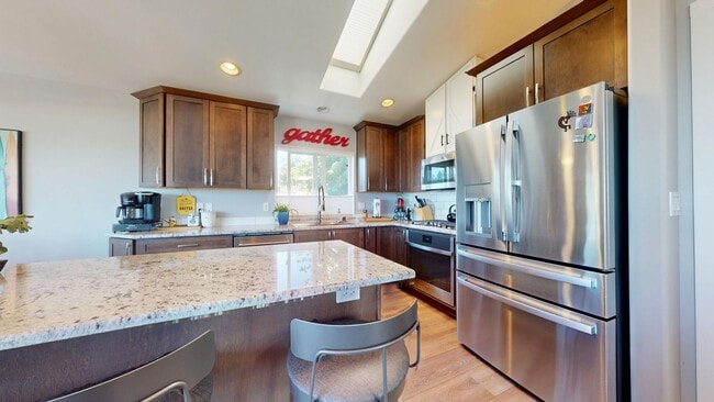Building Photo - VIEW HOME FOR RENT!