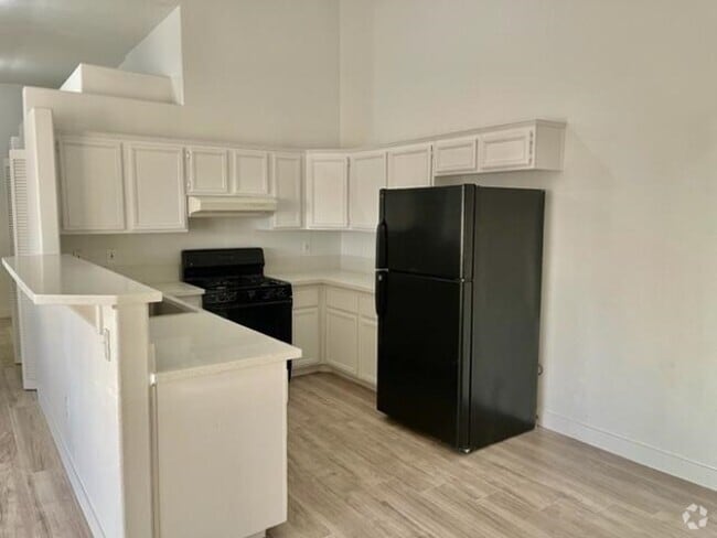 Building Photo - 2110 Los Feliz